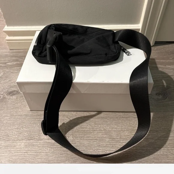 Black Belt Bag Fanny Pack Crossbody Sling Bag Adjustable Strap - Picture 3 of 4